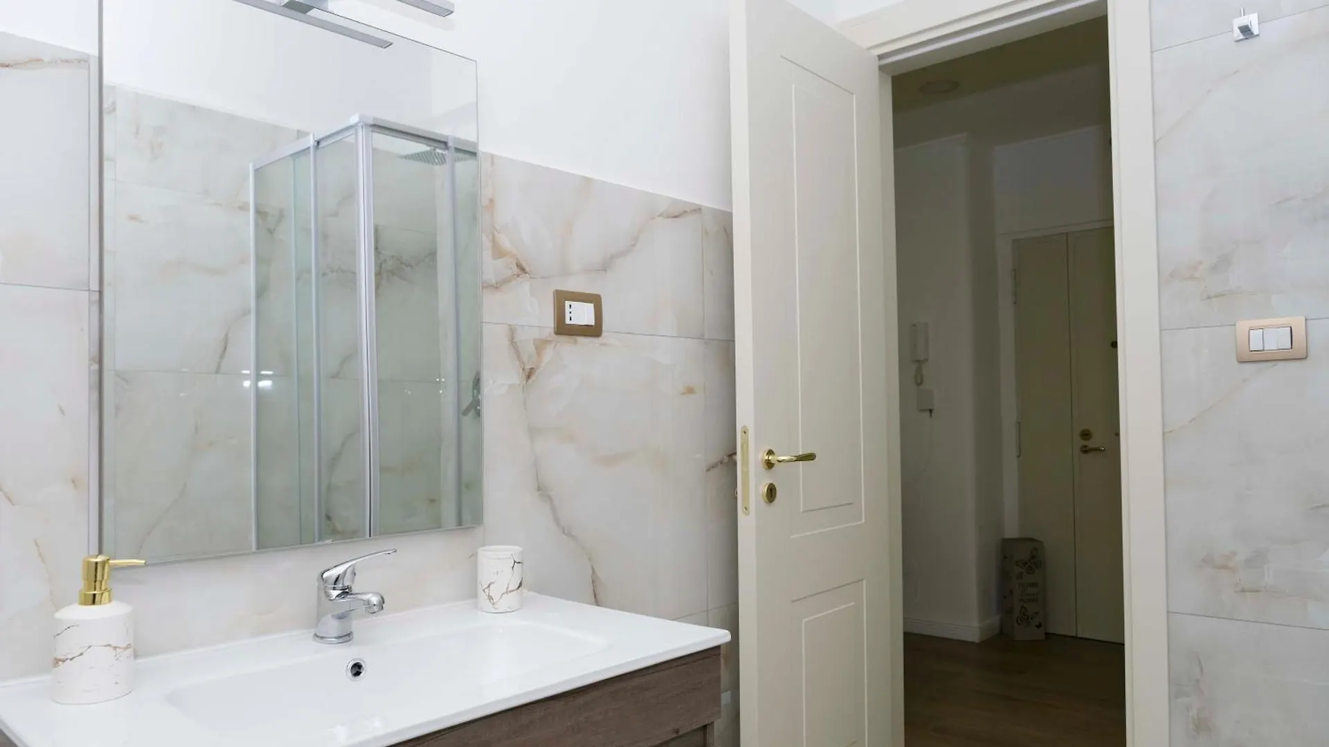 White Butterfly Home Naples Apartment
