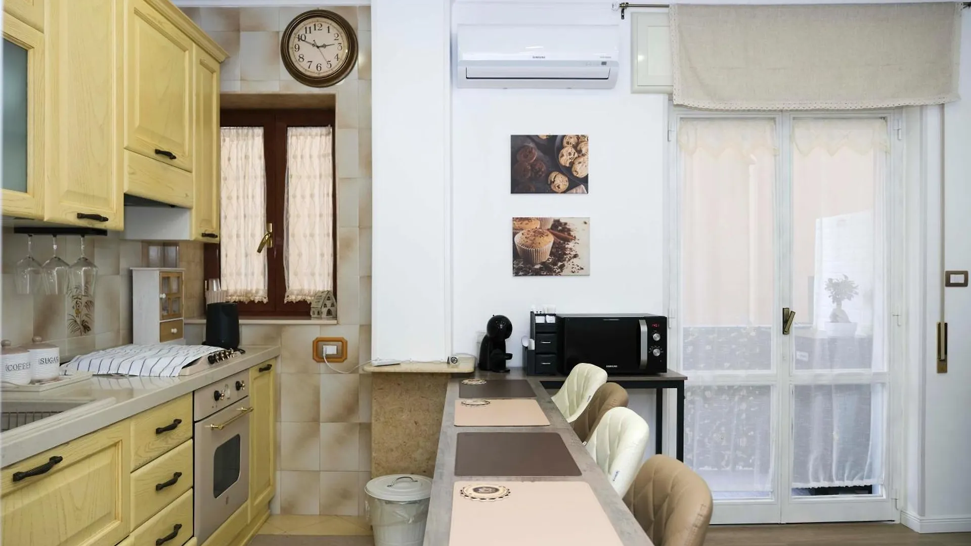 White Butterfly Home Naples Apartment